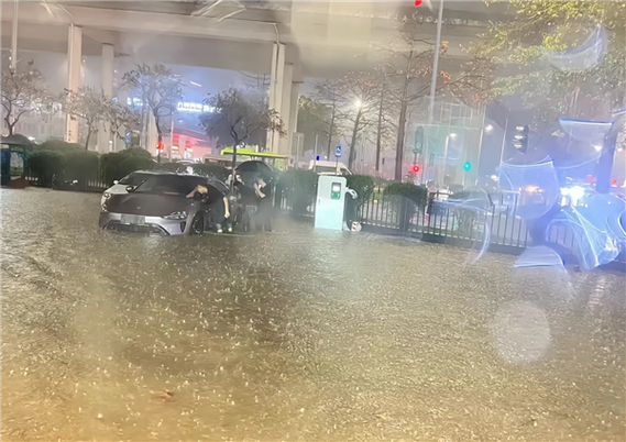 广州暴雨开车如开船,广州暴雨开车如开船的视频