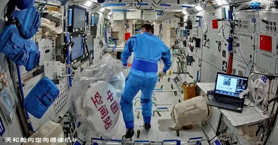 神二十乘组首次出舱,