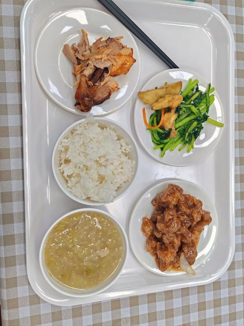 日学校午餐减少米饭,学校午餐时刻